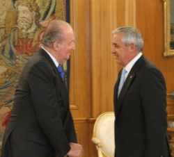 Don Juan Carlos conversa con el Presidente Pérez Molina